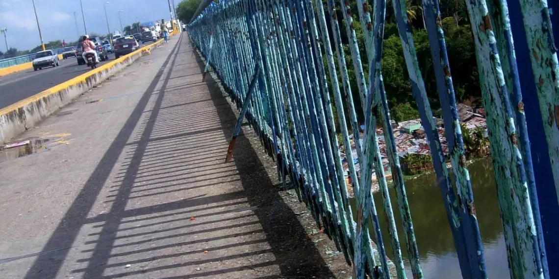 «Salvemos el Puente de la 17: Un llamado a las autoridades para evitar una tragedia en Santo Domingo Este»